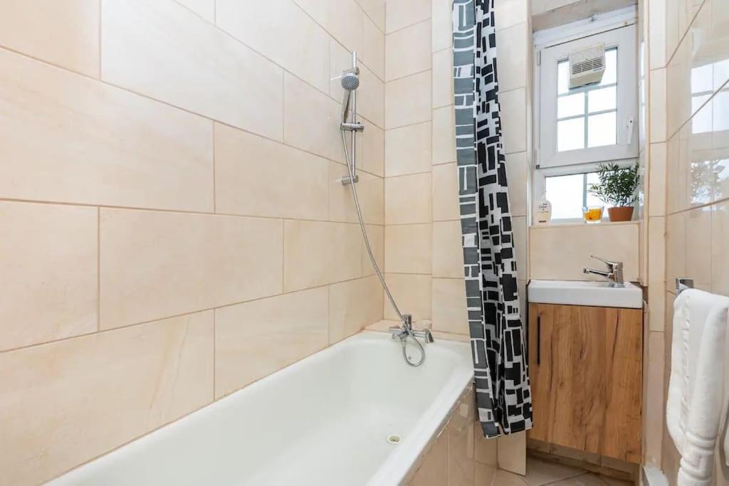 런던 Tranquil 1Br In South Bank With Onsite Parking 아파트 외부 사진